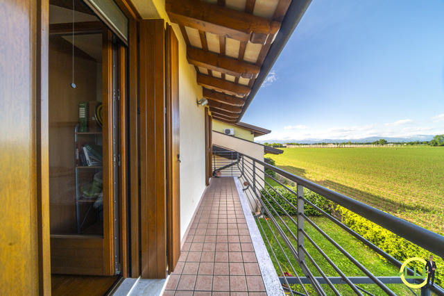 Media numero 25 di Elegante Villa a Schiera su Tre Livelli