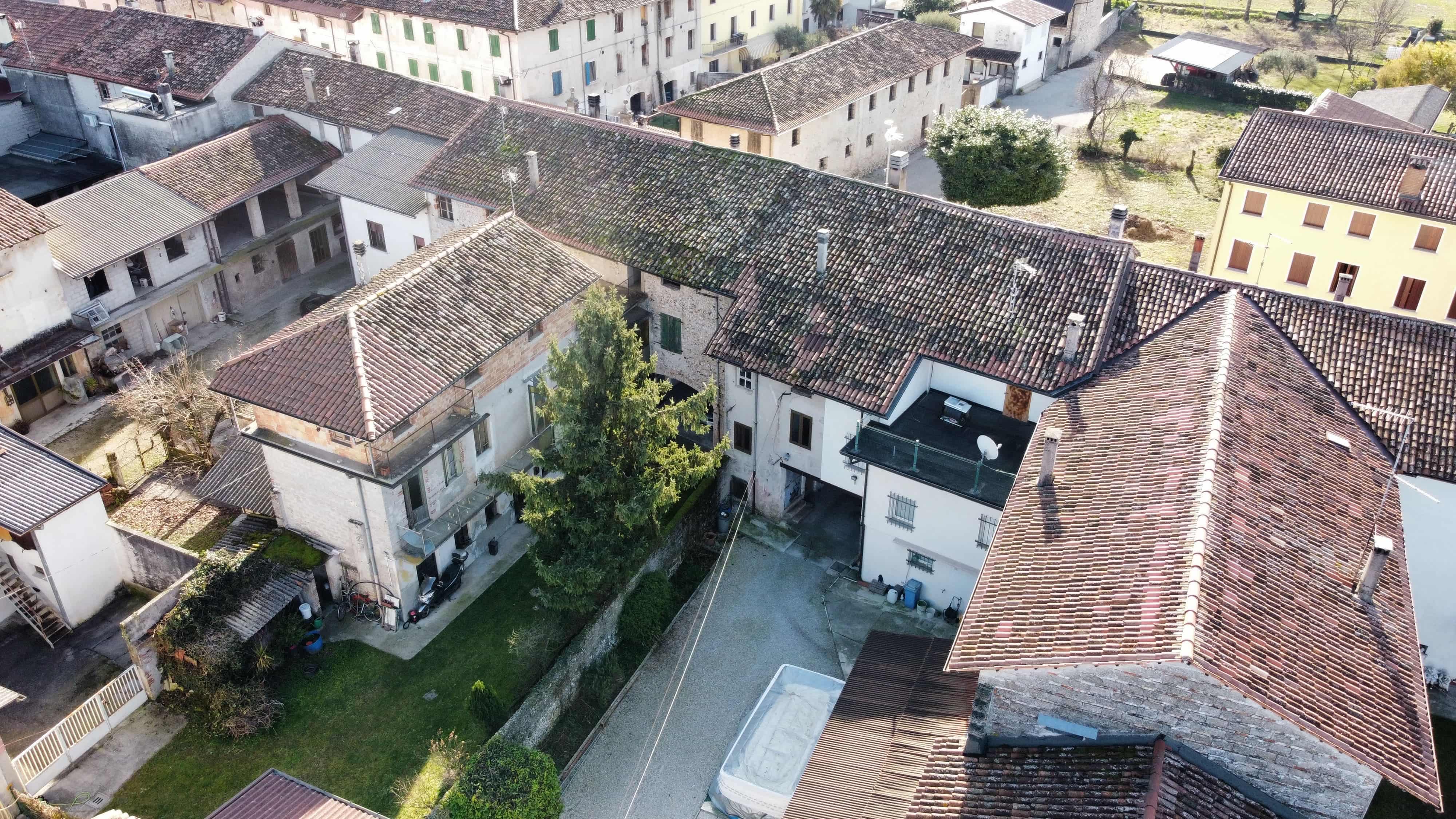Media numero 5 di CASA SU TRE PIANI CON AMPIO ACCESSORIO DA RISTRUTTURARE A SEDEGLIANO