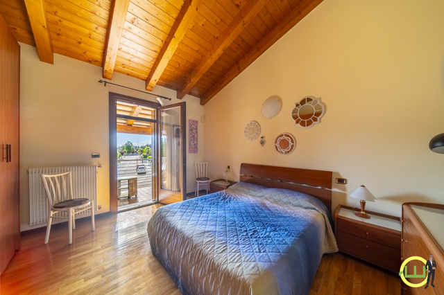 Media numero 31 di Elegante Villa a Schiera su Tre Livelli
