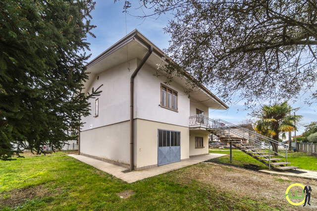 Media numero 5 di SPAZIOSA VILLA CON GIARDINO DA SOGNO A CAPRIVA DEL FRIULI