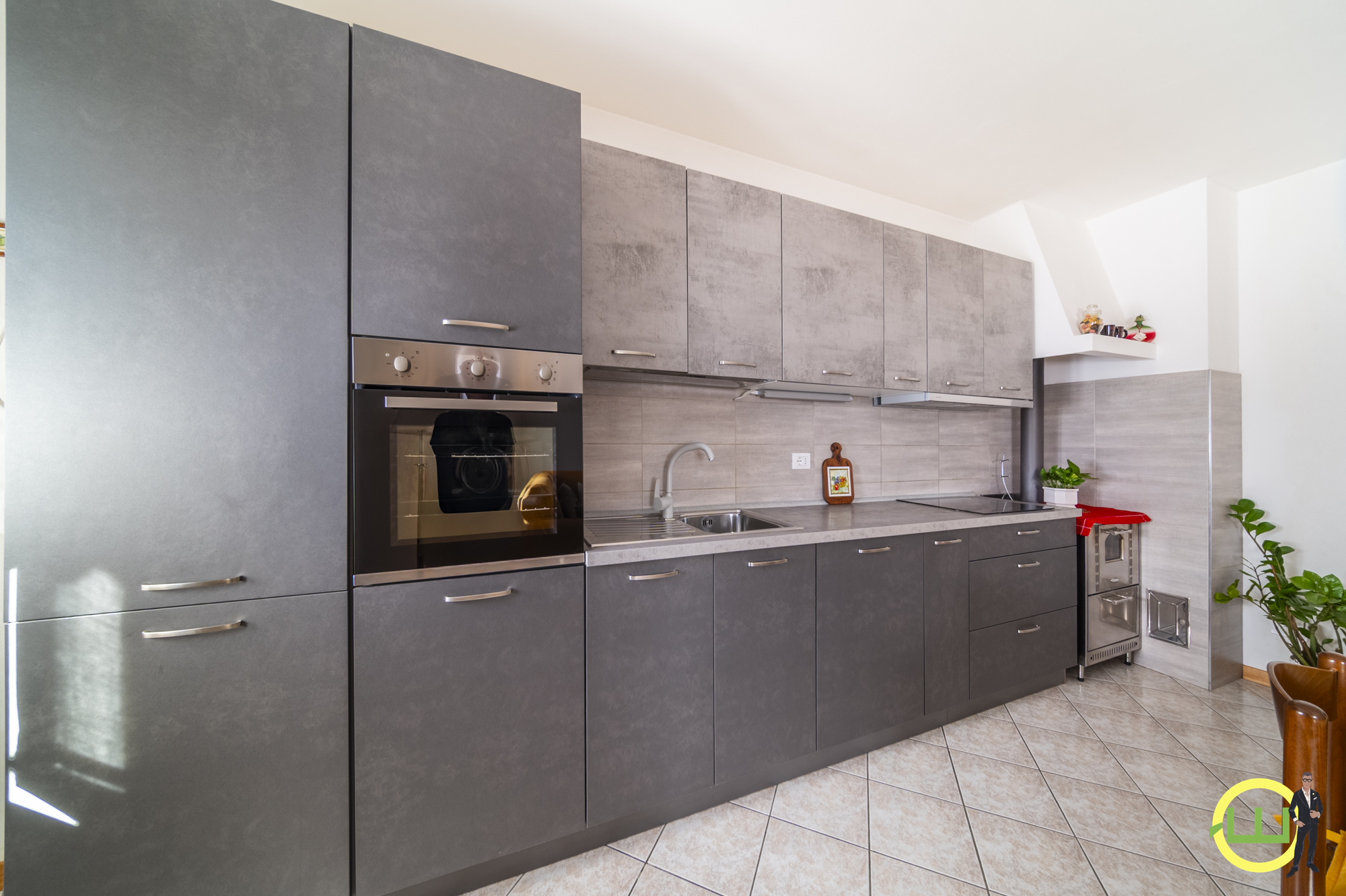 Media numero 7 di VILLA COMPOSTA DA DUE APPARTAMENTI E DUE GARAGE CON GIARDINO