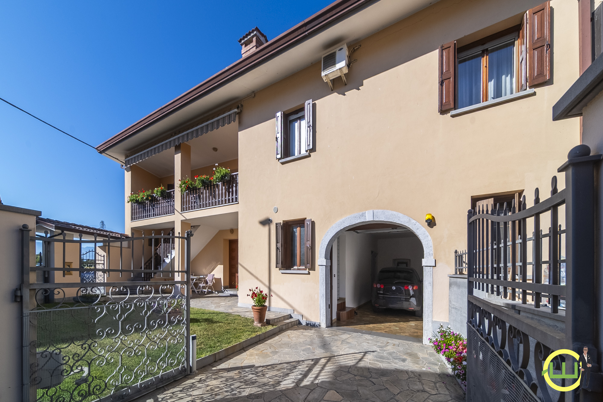 Media numero 41 di VILLA COMPOSTA DA DUE APPARTAMENTI E DUE GARAGE CON GIARDINO