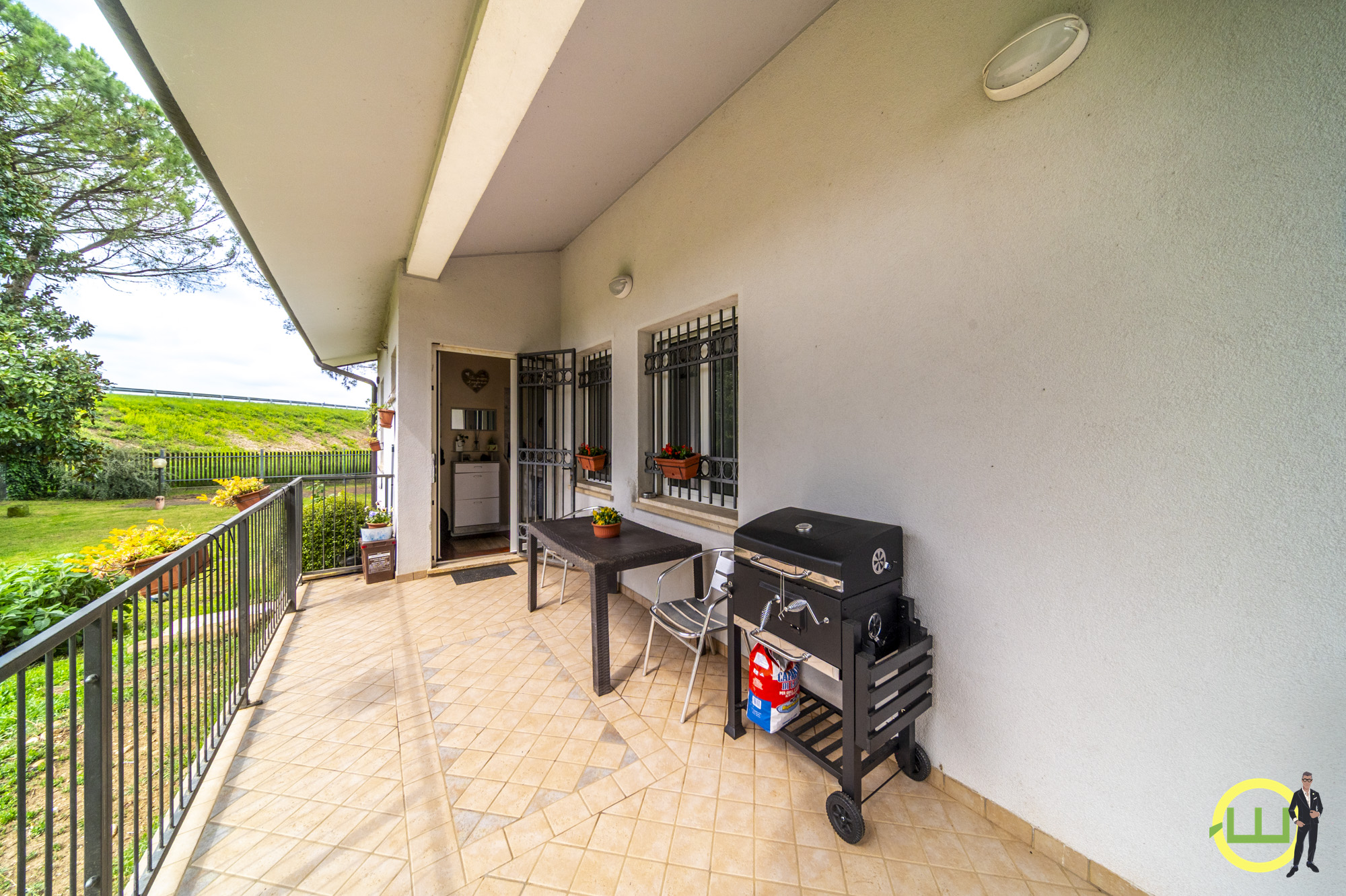 Media numero 3 di SPAZIOSA ED ELEGANTE VILLA CON TANTO TERRENO A SANTA MARIA LA LONGA