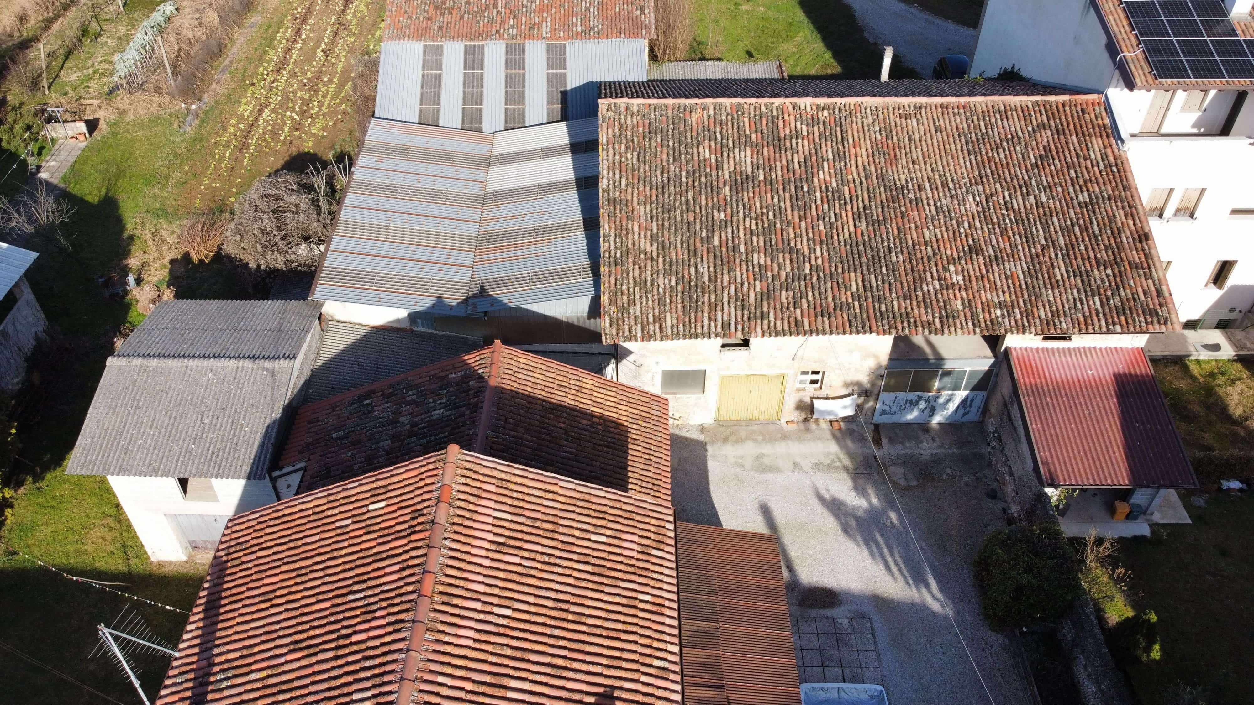 Media numero 9 di CASA SU TRE PIANI CON AMPIO ACCESSORIO DA RISTRUTTURARE A SEDEGLIANO