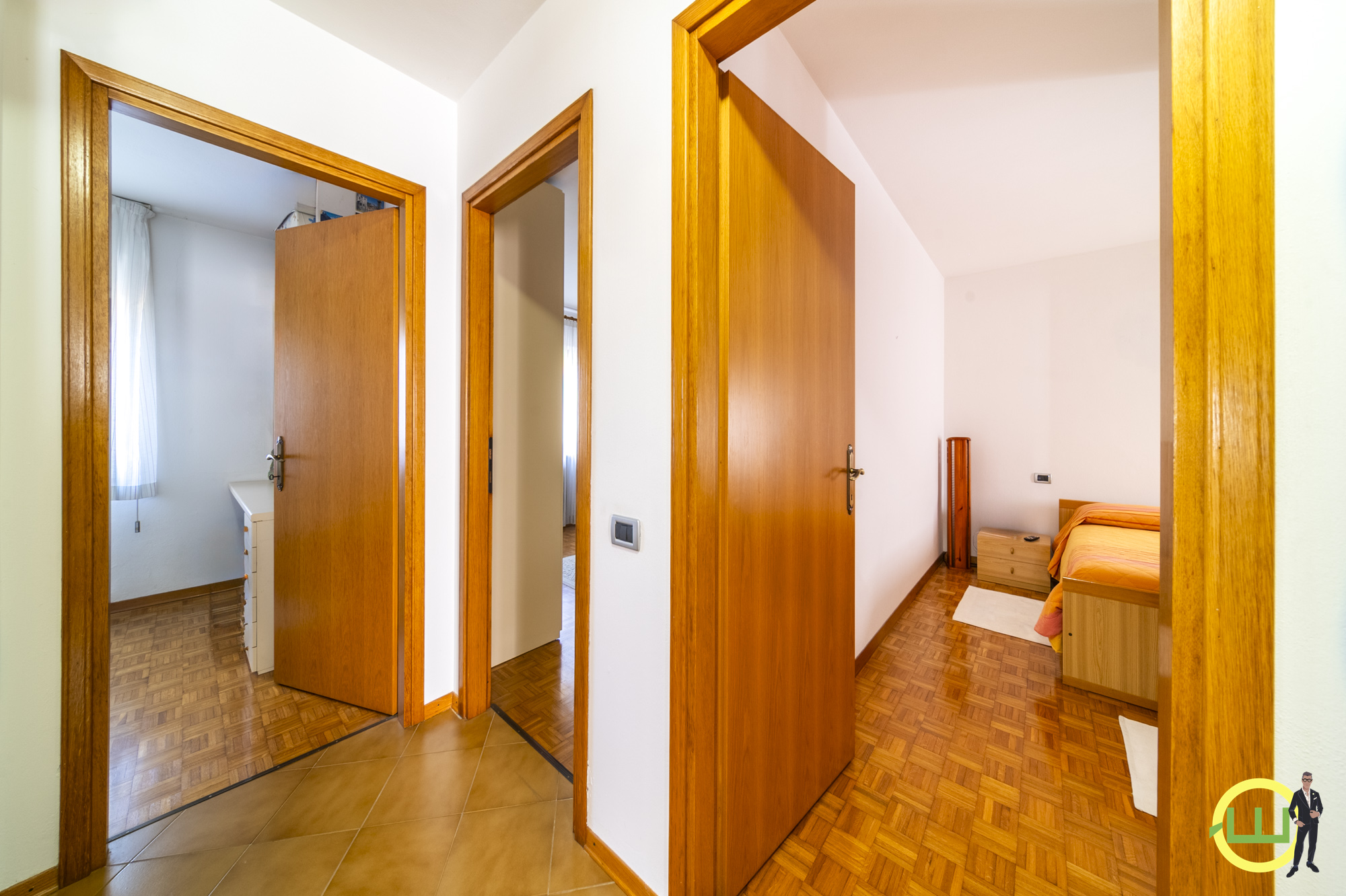 Media numero 35 di VILLA COMPOSTA DA DUE APPARTAMENTI E DUE GARAGE CON GIARDINO