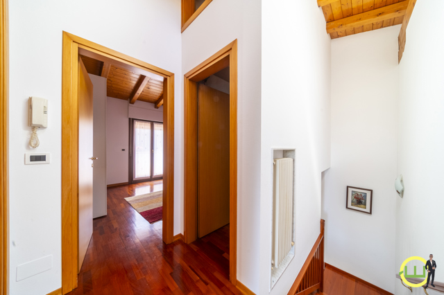 Media numero 10 di CASSACCO VILLA A SCHIERA DI TESTA ARREDATA!