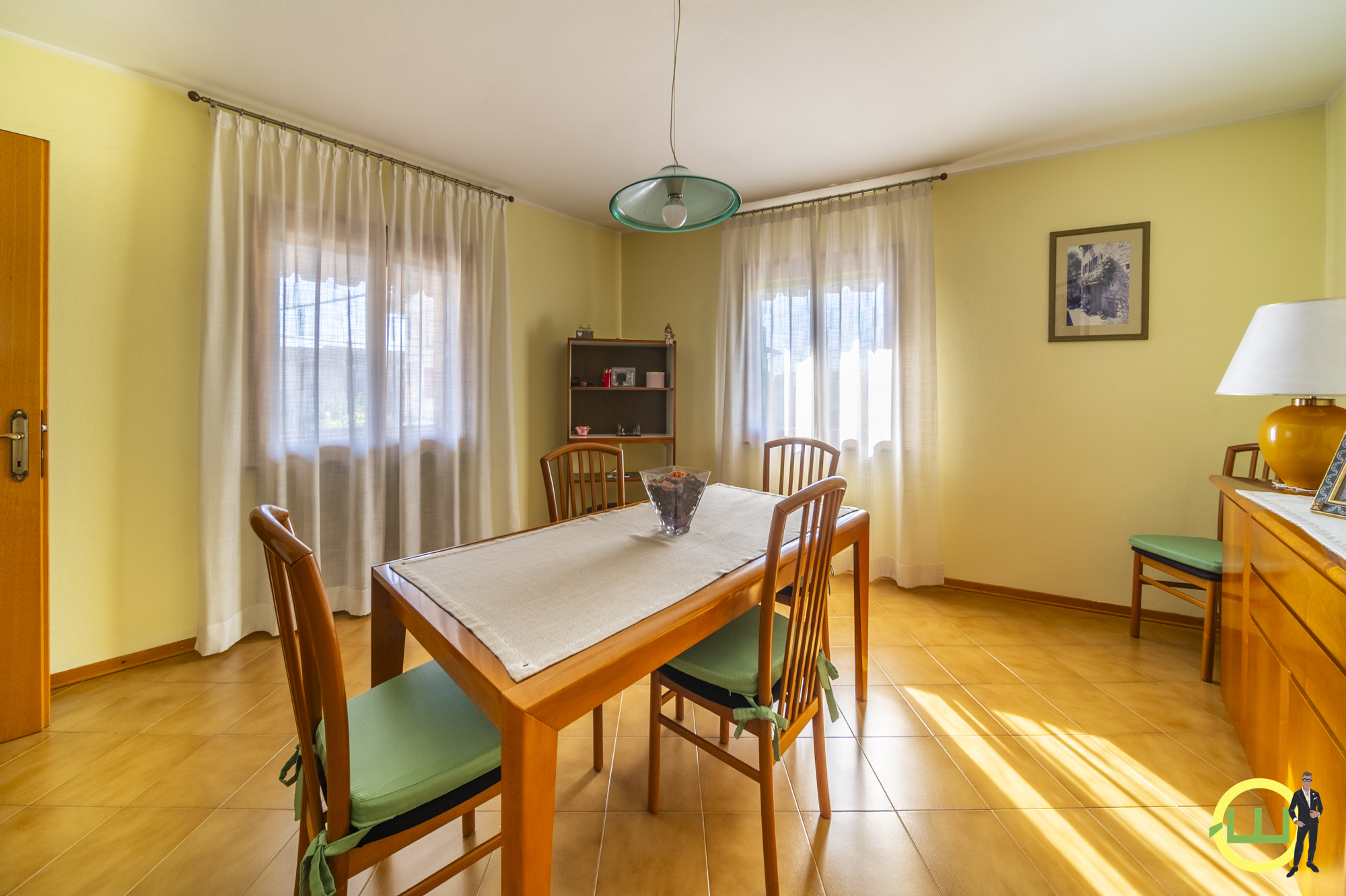 Media numero 27 di VILLA COMPOSTA DA DUE APPARTAMENTI E DUE GARAGE CON GIARDINO