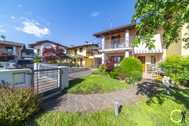 Immagine di Elegante Villa a Schiera su Tre Livelli