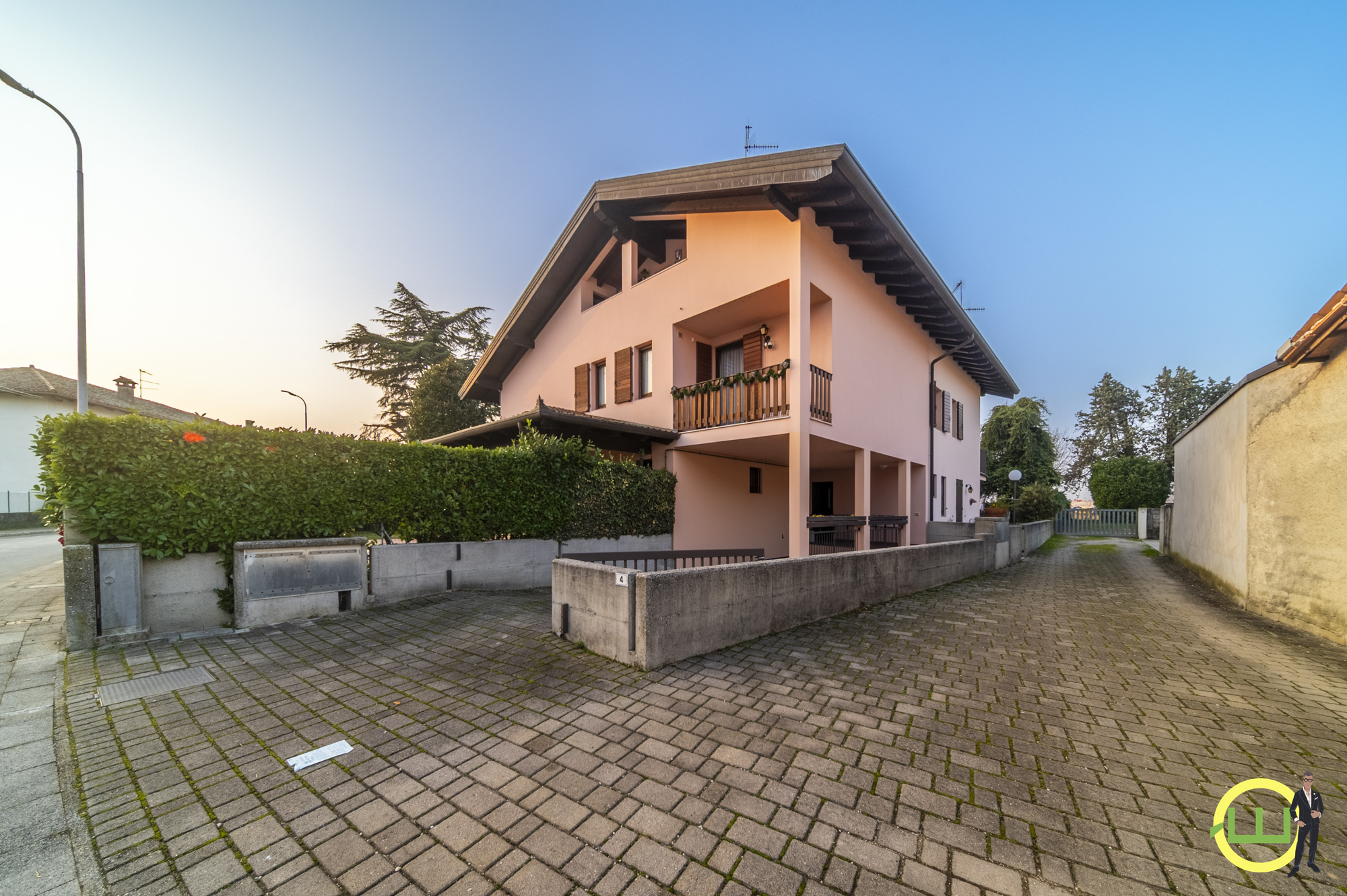 Media numero 32 di MERAVIGLIOSA VILLA ACCOSTATA CON GIARDINO ESCLUSIVO A LOVARIA PRADAMANO