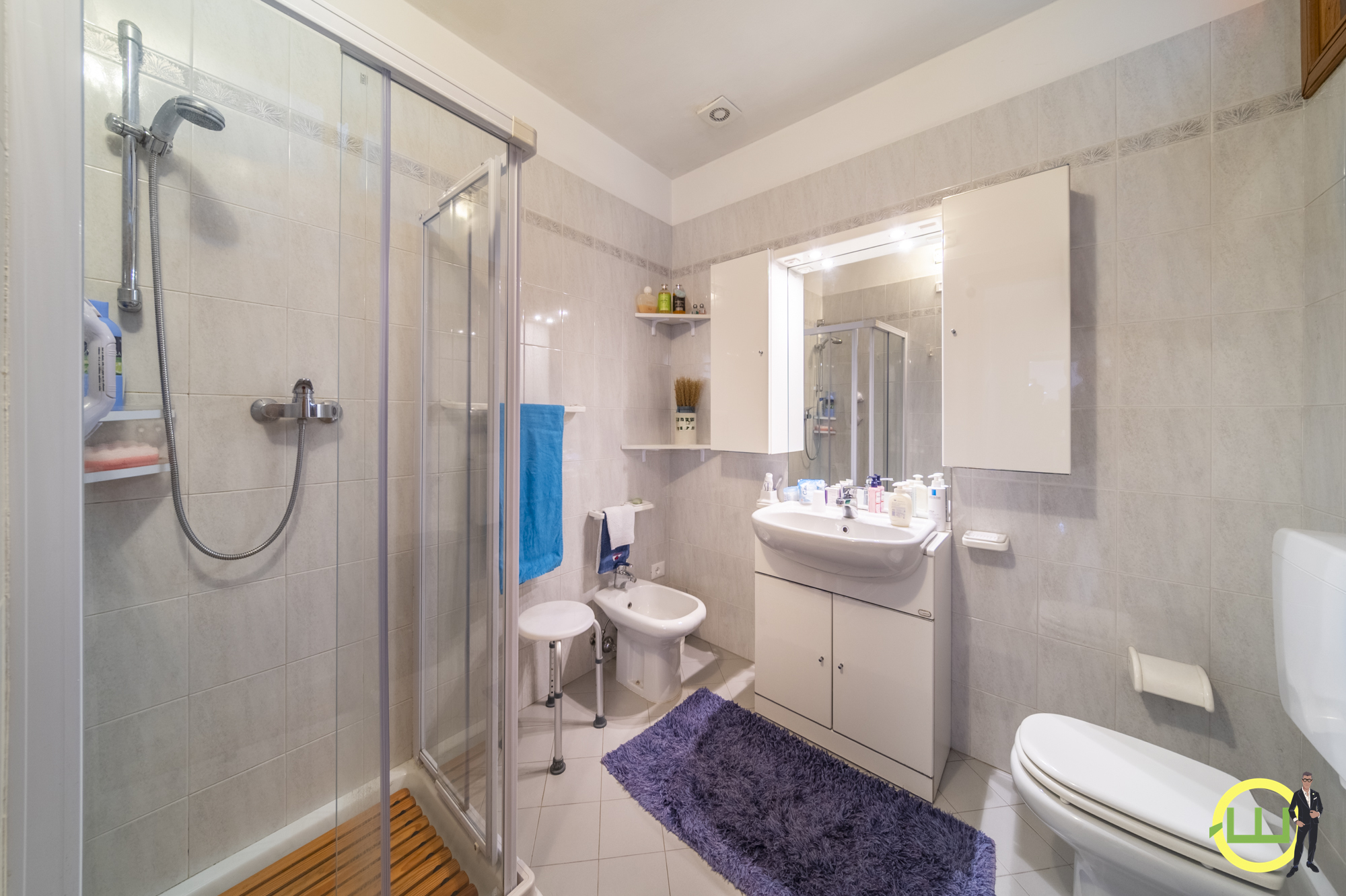 Media numero 10 di VILLA COMPOSTA DA DUE APPARTAMENTI E DUE GARAGE CON GIARDINO