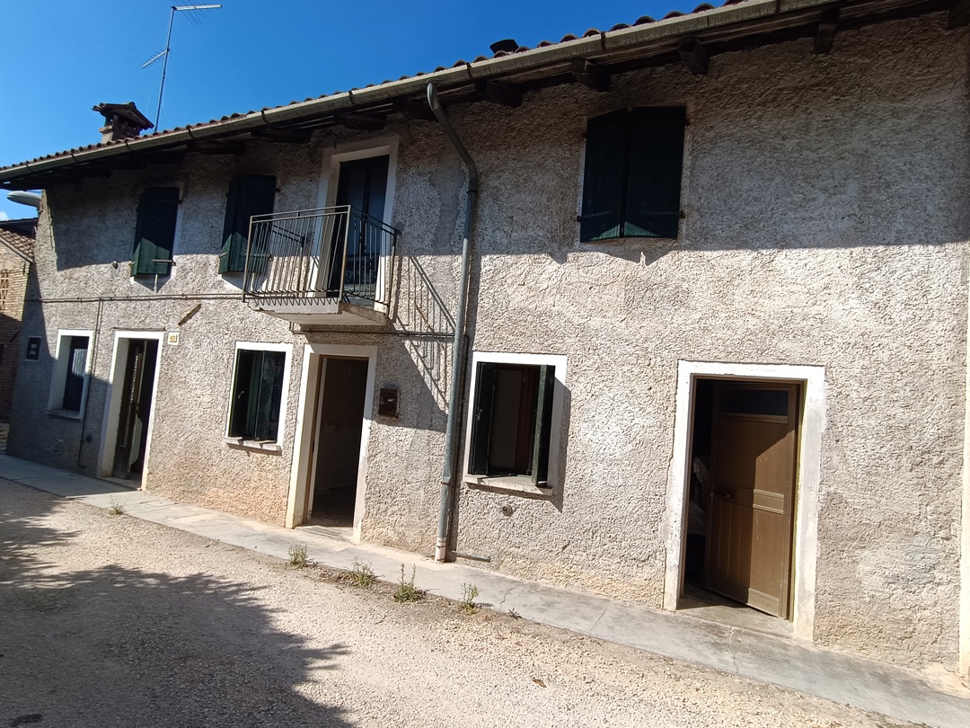 Immagine di GRAZIOSA CASETTA DA RISTRUTTURARE A CODROIPO