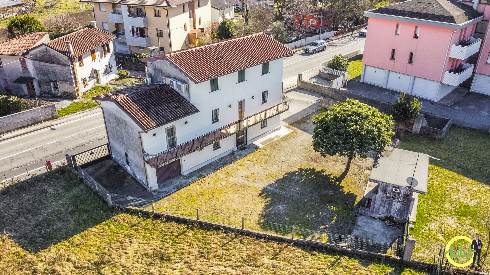 Media numero 51 di SPAZIOSA CASA INDIPENDENTE CON DOPPIO GARAGE E GIARDINO