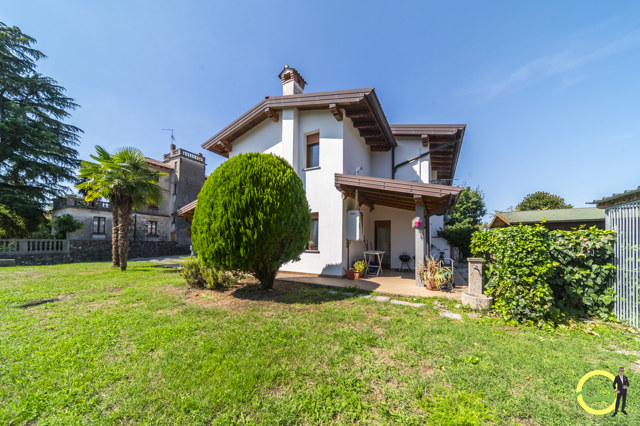 Media numero 23 di CASSACCO VILLA A SCHIERA DI TESTA ARREDATA!