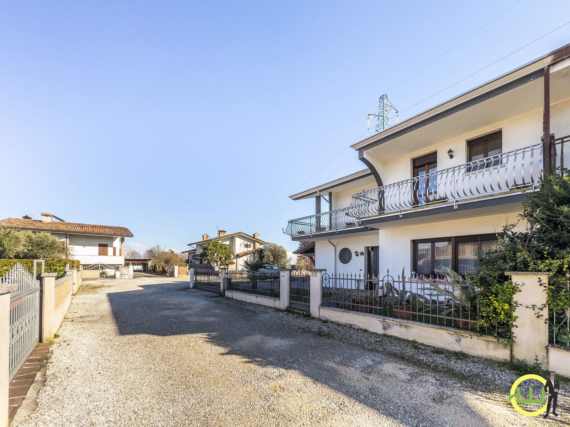 Immagine di LUMINOSA PORZIONE DI BIFAMILIARE CON GIARDINO   A  CODROIPO
