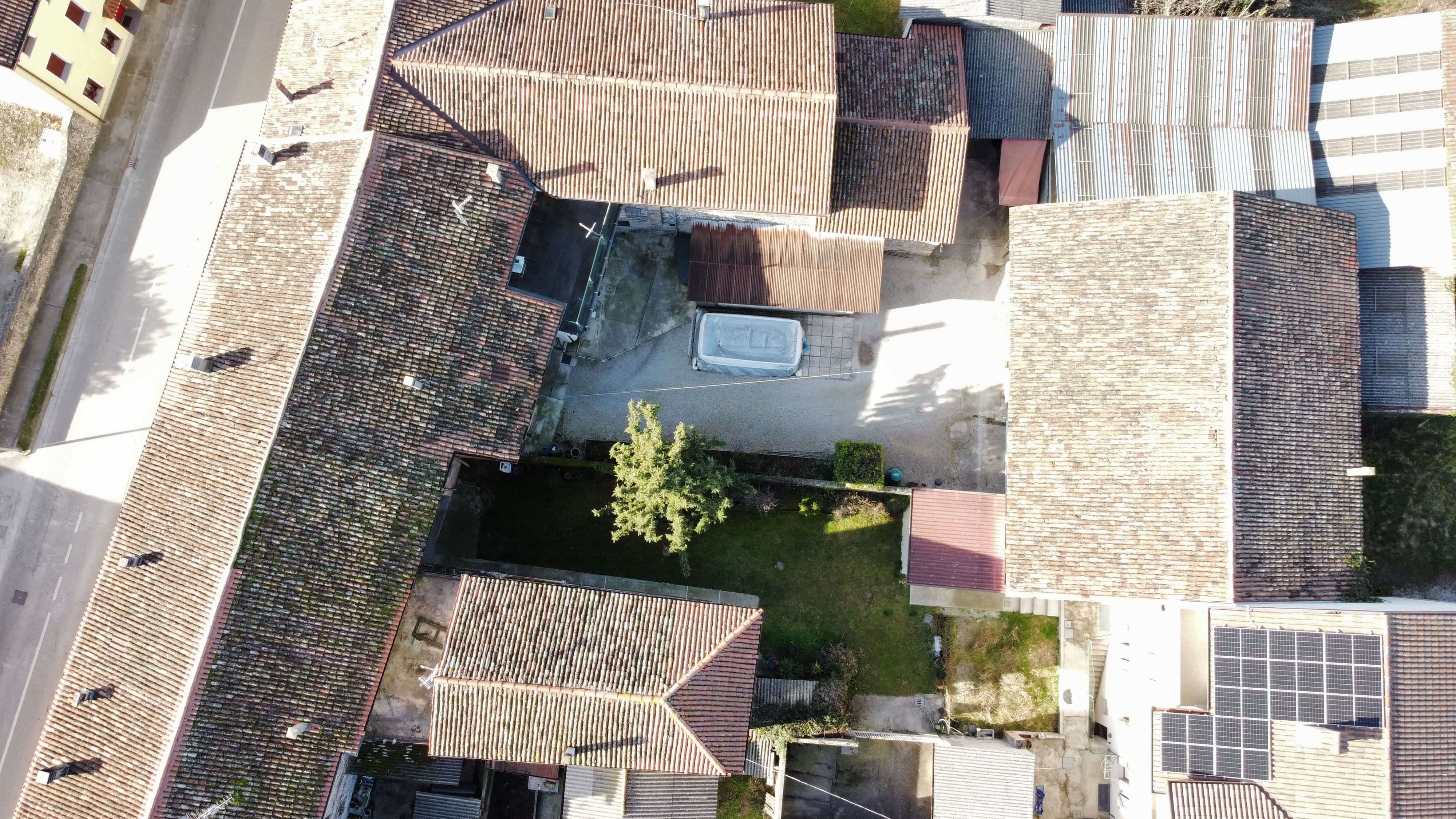 Media numero 10 di CASA SU TRE PIANI CON AMPIO ACCESSORIO DA RISTRUTTURARE A SEDEGLIANO