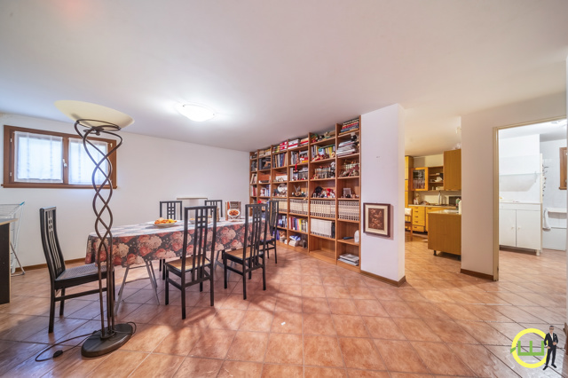 Media numero 36 di Elegante Villa a Schiera su Tre Livelli