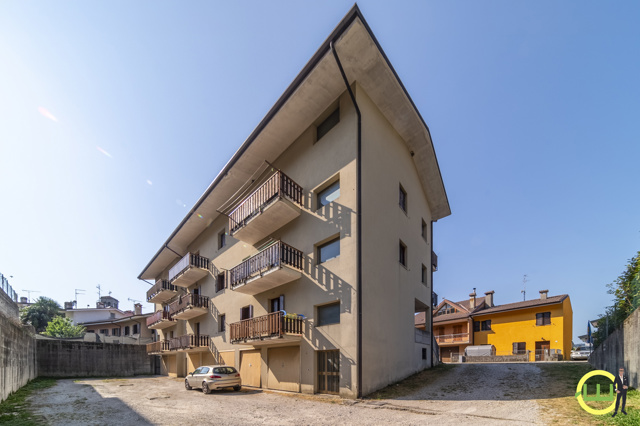 Media numero 16 di BICAMERE CON ARREDO MODERNO BOX AUTO E CANTINE - FORGARIA