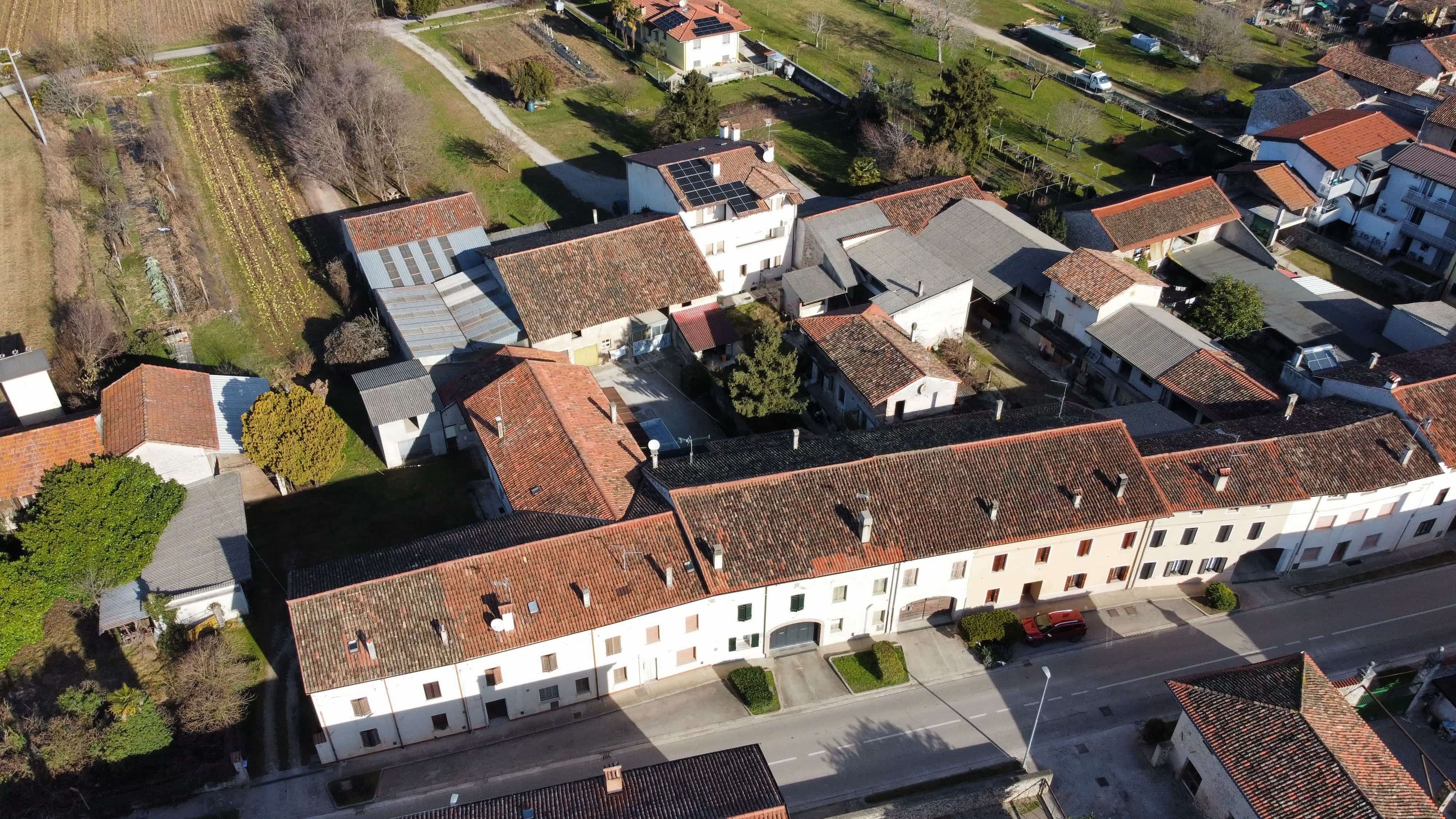 Media numero 14 di CASA SU TRE PIANI CON AMPIO ACCESSORIO DA RISTRUTTURARE A SEDEGLIANO