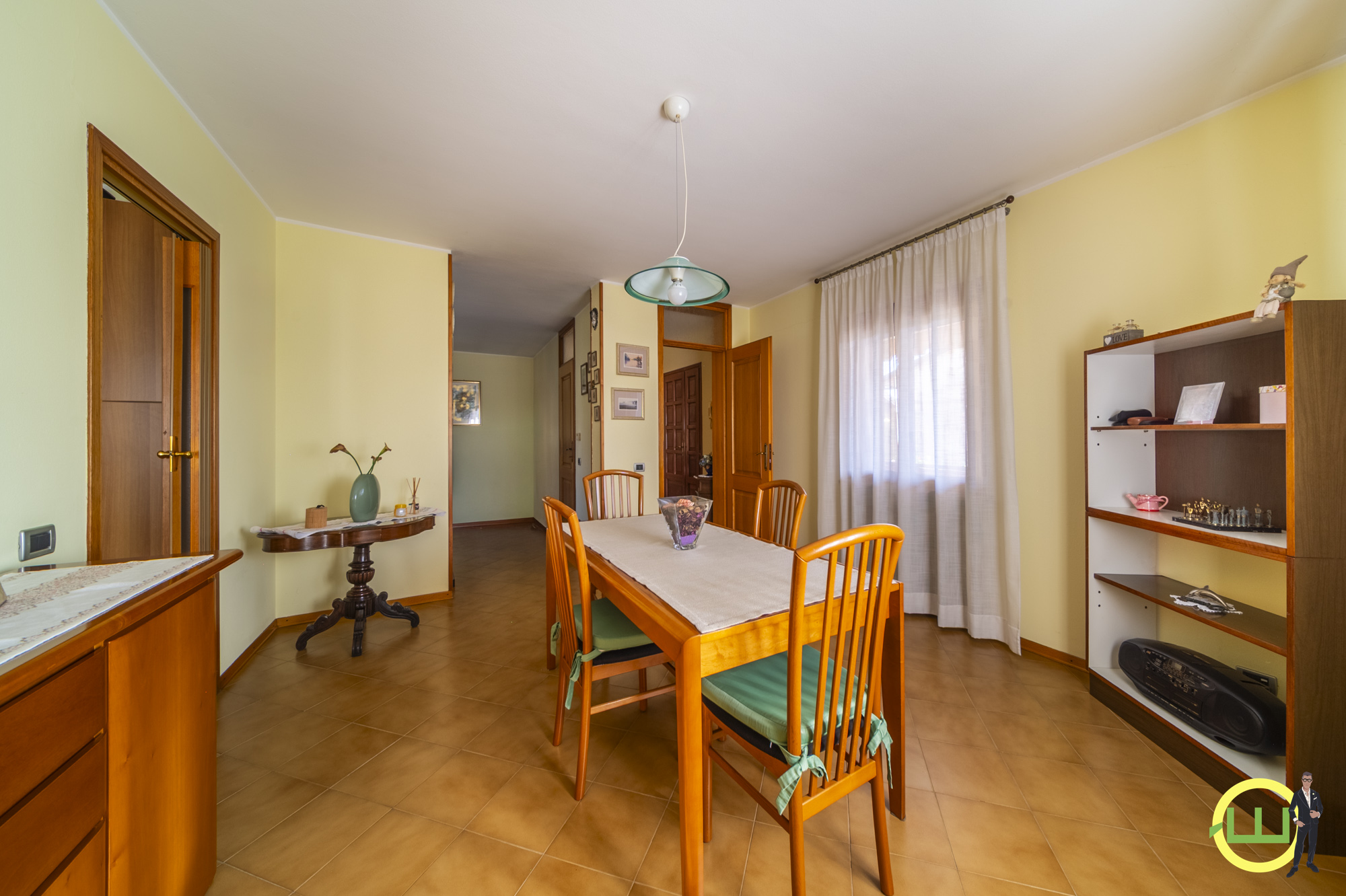 Media numero 28 di VILLA COMPOSTA DA DUE APPARTAMENTI E DUE GARAGE CON GIARDINO