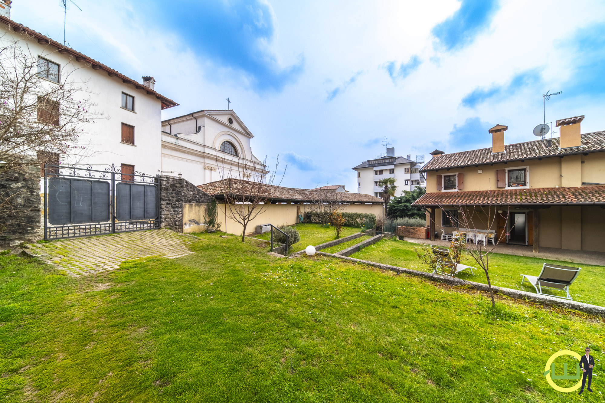 Media numero 31 di APPARTAMENTI IN PRESTIGIOSA VILLA ZONA CENTRALISSIMA