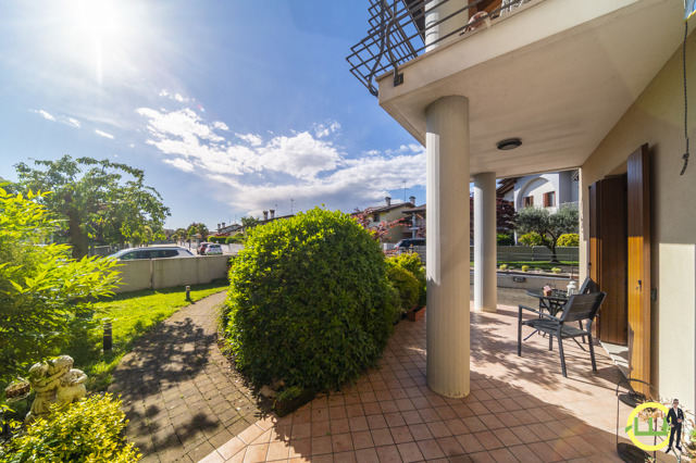 Media numero 4 di Elegante Villa a Schiera su Tre Livelli