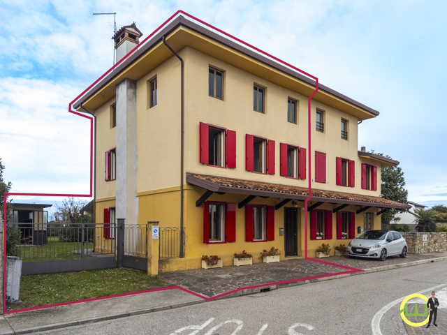 Media numero 2 di LUMINOSA PORZIONE DI VILLA CON AMPIO GIARDINO ESLUSIVO A MORSANO