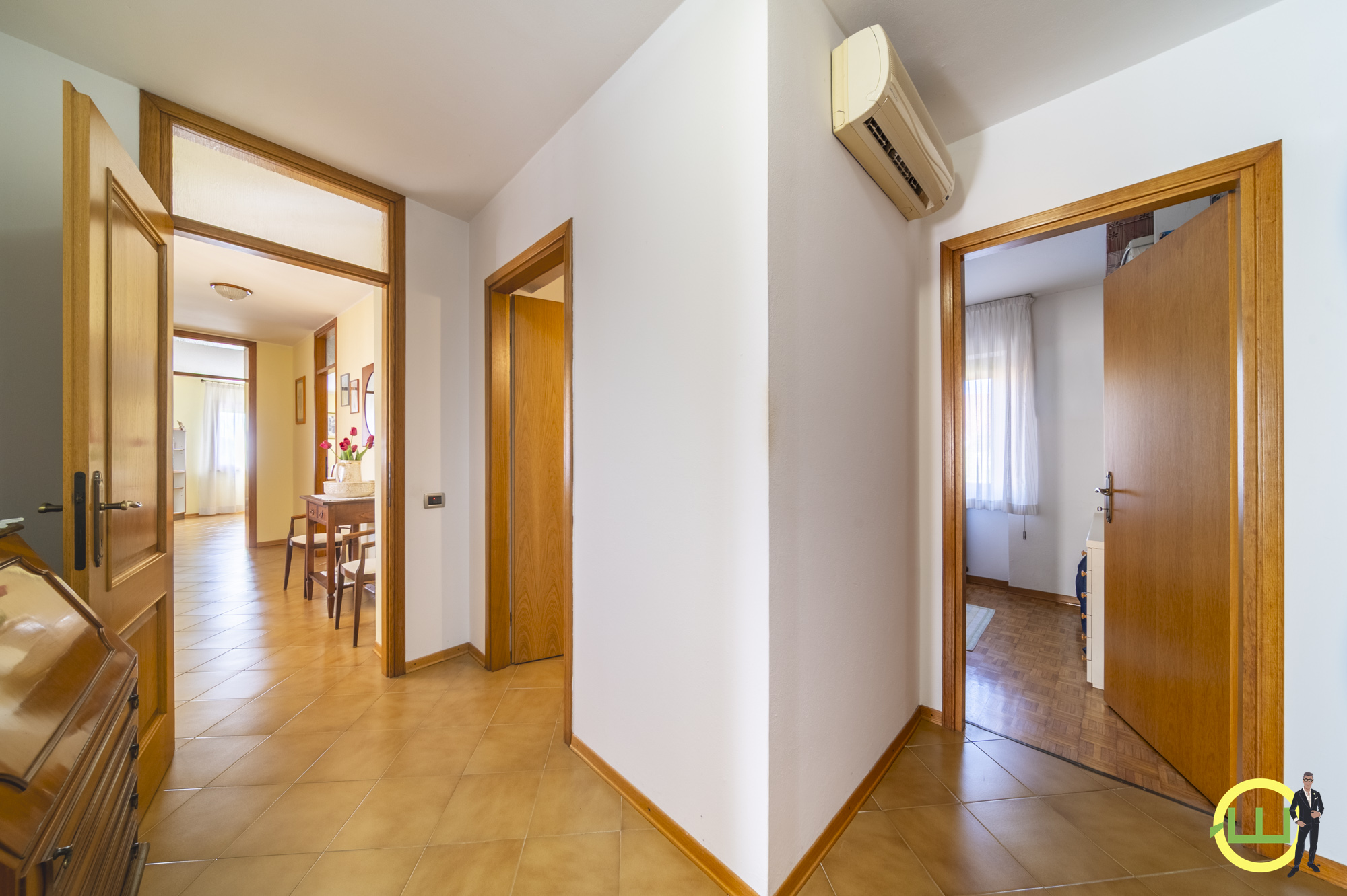 Media numero 34 di VILLA COMPOSTA DA DUE APPARTAMENTI E DUE GARAGE CON GIARDINO