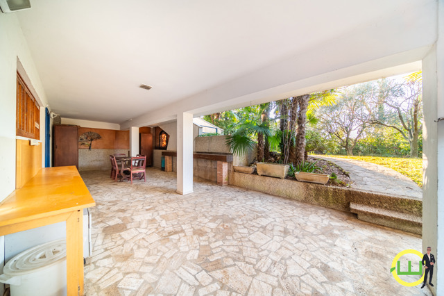 Media numero 46 di VILLA SINGOLA IN AFFASCINANTE ZONA RESIDENZIALE A MANZANO