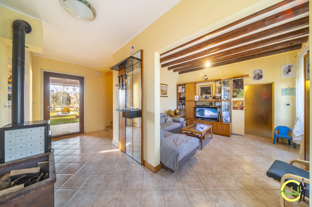 Media numero 2 di AMPIA CASA INDIPENDENTE CON TAVERNA, GARAGE E GIARDINO A SEDEGLIANO
