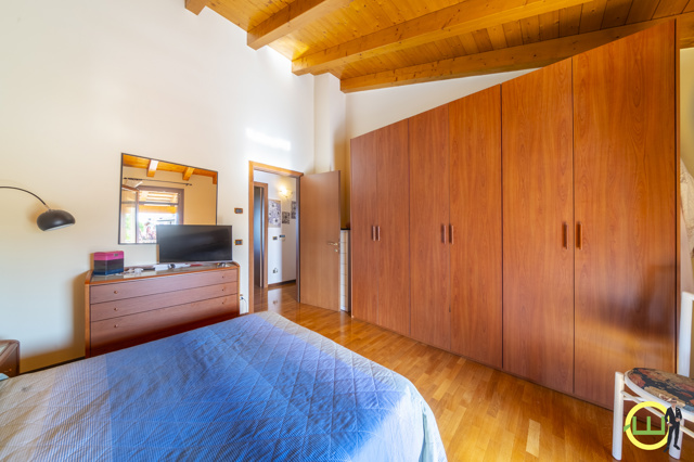 Media numero 32 di Elegante Villa a Schiera su Tre Livelli