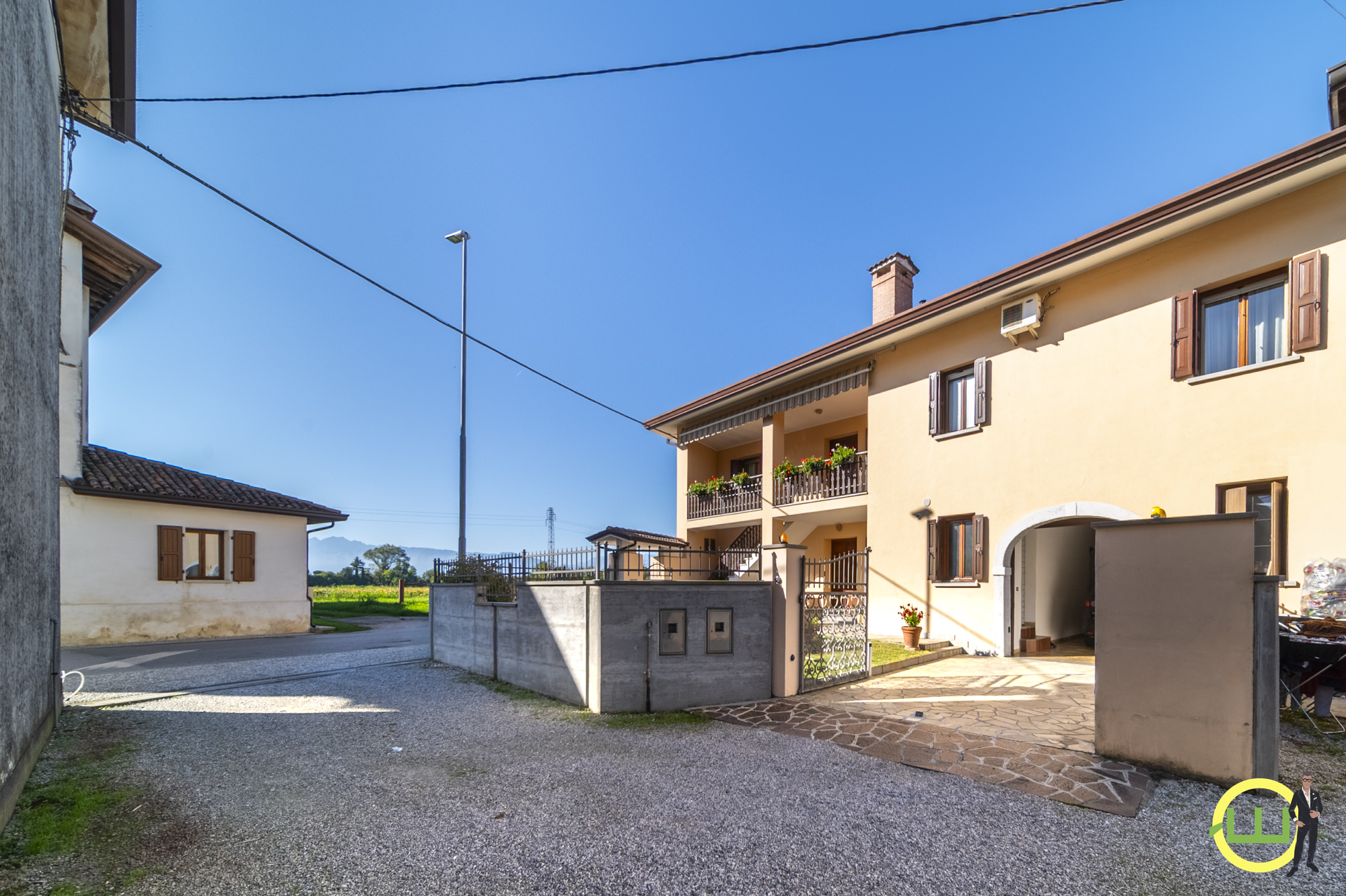 Media numero 47 di VILLA COMPOSTA DA DUE APPARTAMENTI E DUE GARAGE CON GIARDINO