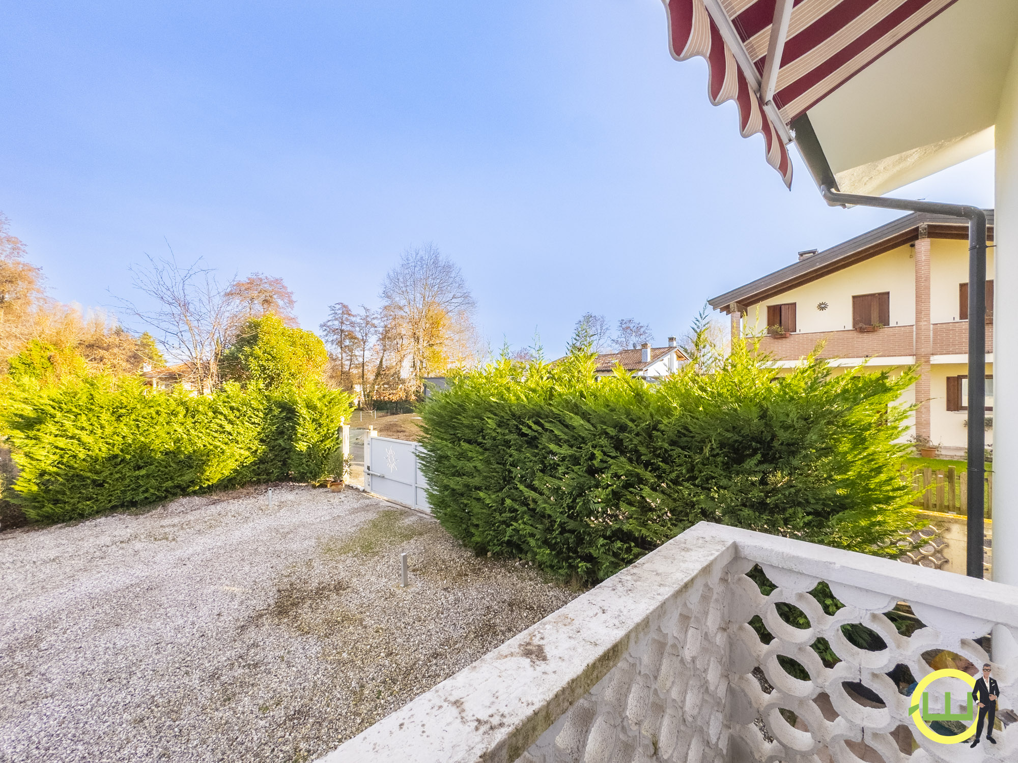 Media numero 27 di VILLA INDIPENDENTE CON AMPIO GIARDINO PIANTUMATO - CLASSE B