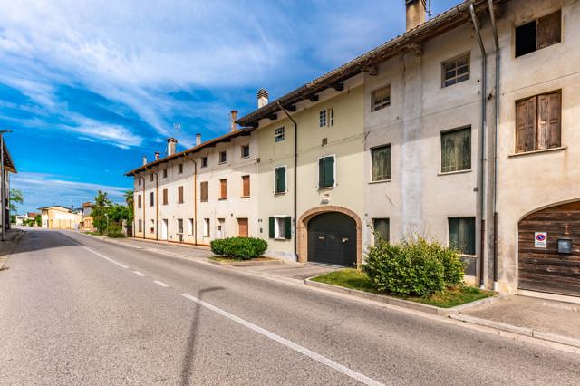 Media numero 16 di CASA SU TRE PIANI CON AMPIO ACCESSORIO DA RISTRUTTURARE A SEDEGLIANO