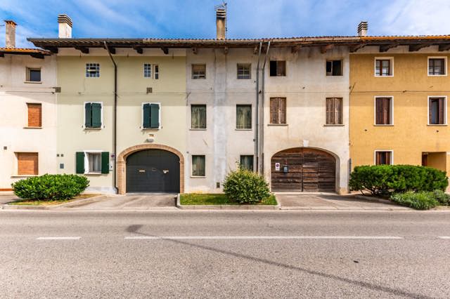 Media numero 17 di CASA SU TRE PIANI CON AMPIO ACCESSORIO DA RISTRUTTURARE A SEDEGLIANO