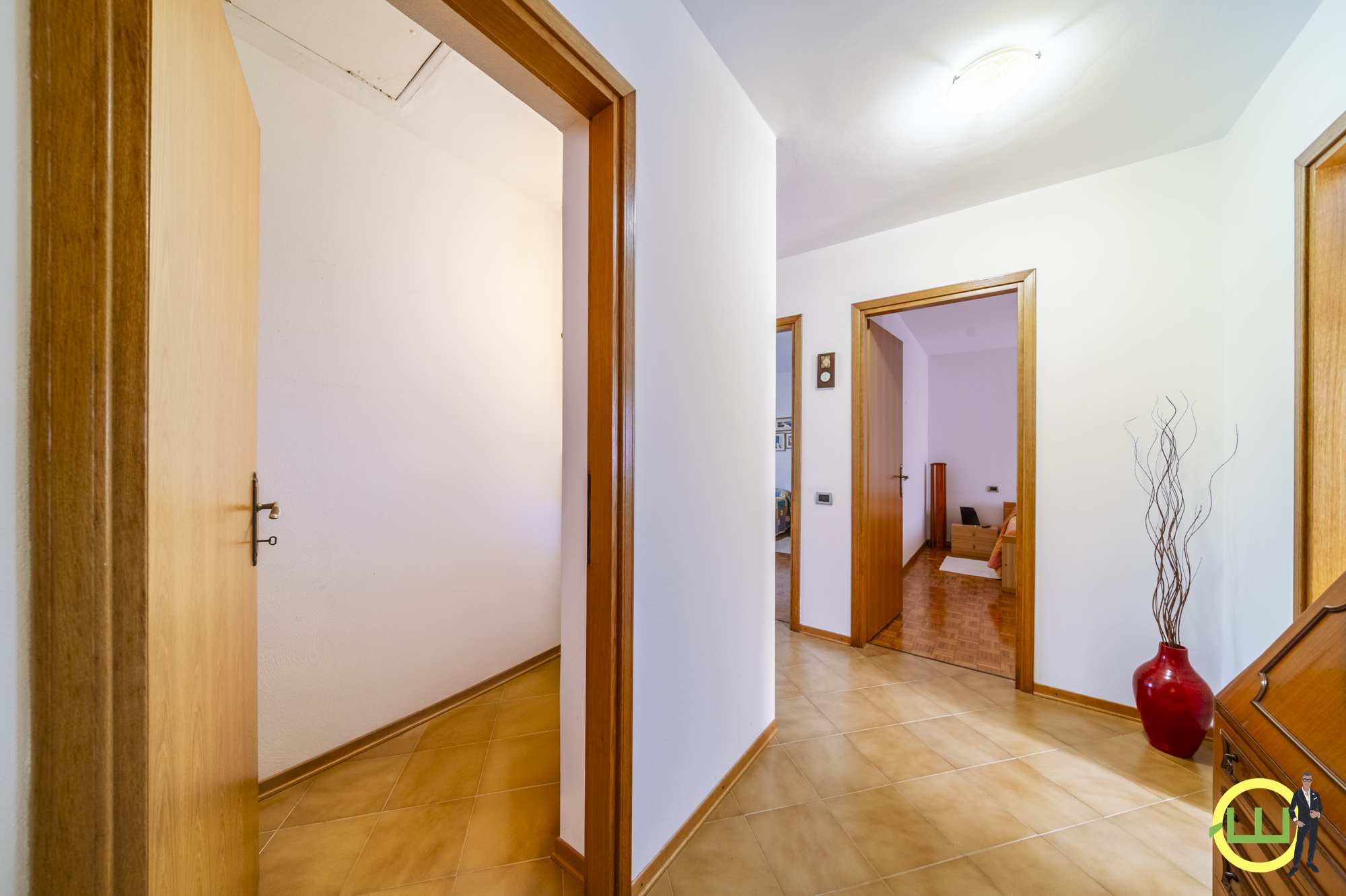 Media numero 33 di VILLA COMPOSTA DA DUE APPARTAMENTI E DUE GARAGE CON GIARDINO