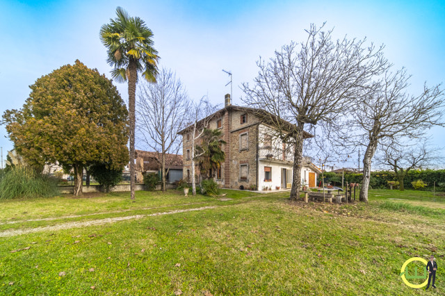 Media numero 1 di STORICA CASA ACCOSTATA CON TRE CAMERE, GARAGE E GIARDINO A POCENIA