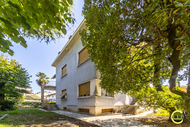Media numero 42 di VILLA D'EPOCA CON 2 GENEROSI APPARTAMENTI E PARCO IN CENTRO A GORIZIA