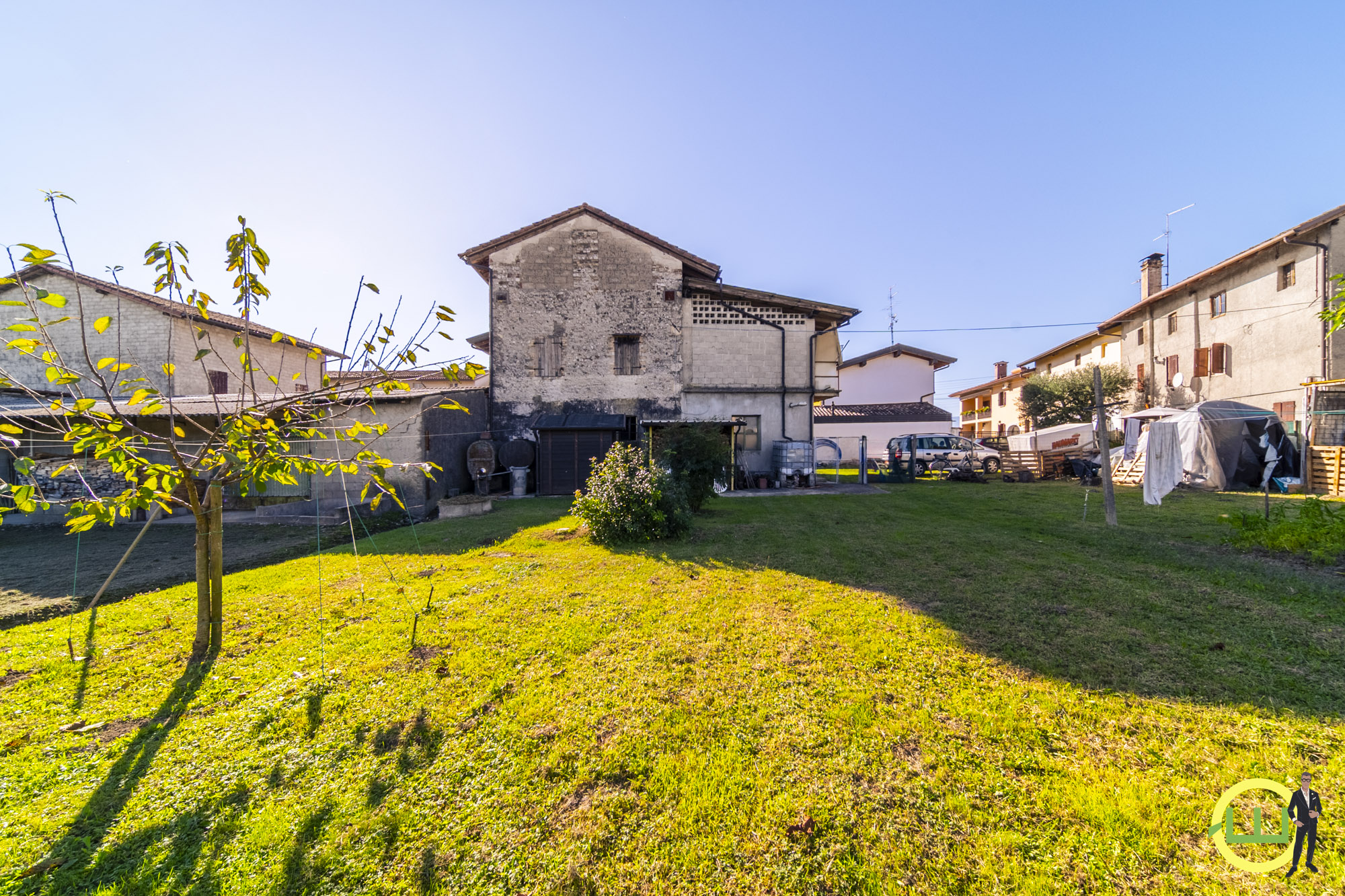 Media numero 51 di VILLA COMPOSTA DA DUE APPARTAMENTI E DUE GARAGE CON GIARDINO