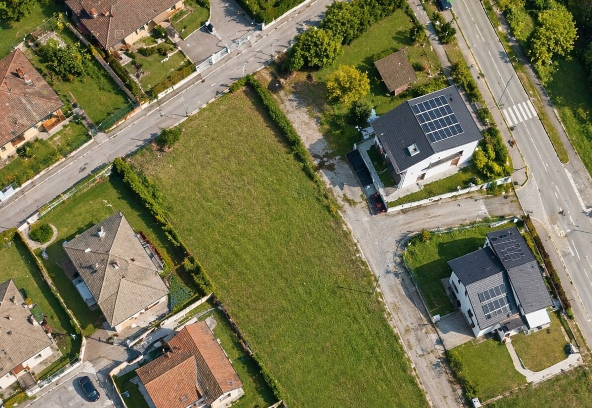 Media numero 4 di TERRENO EDIFICABILE DI 527 MQ A TOLMEZZZO, LOCALITA' BETANIA CON ALLACCIAMENTI!