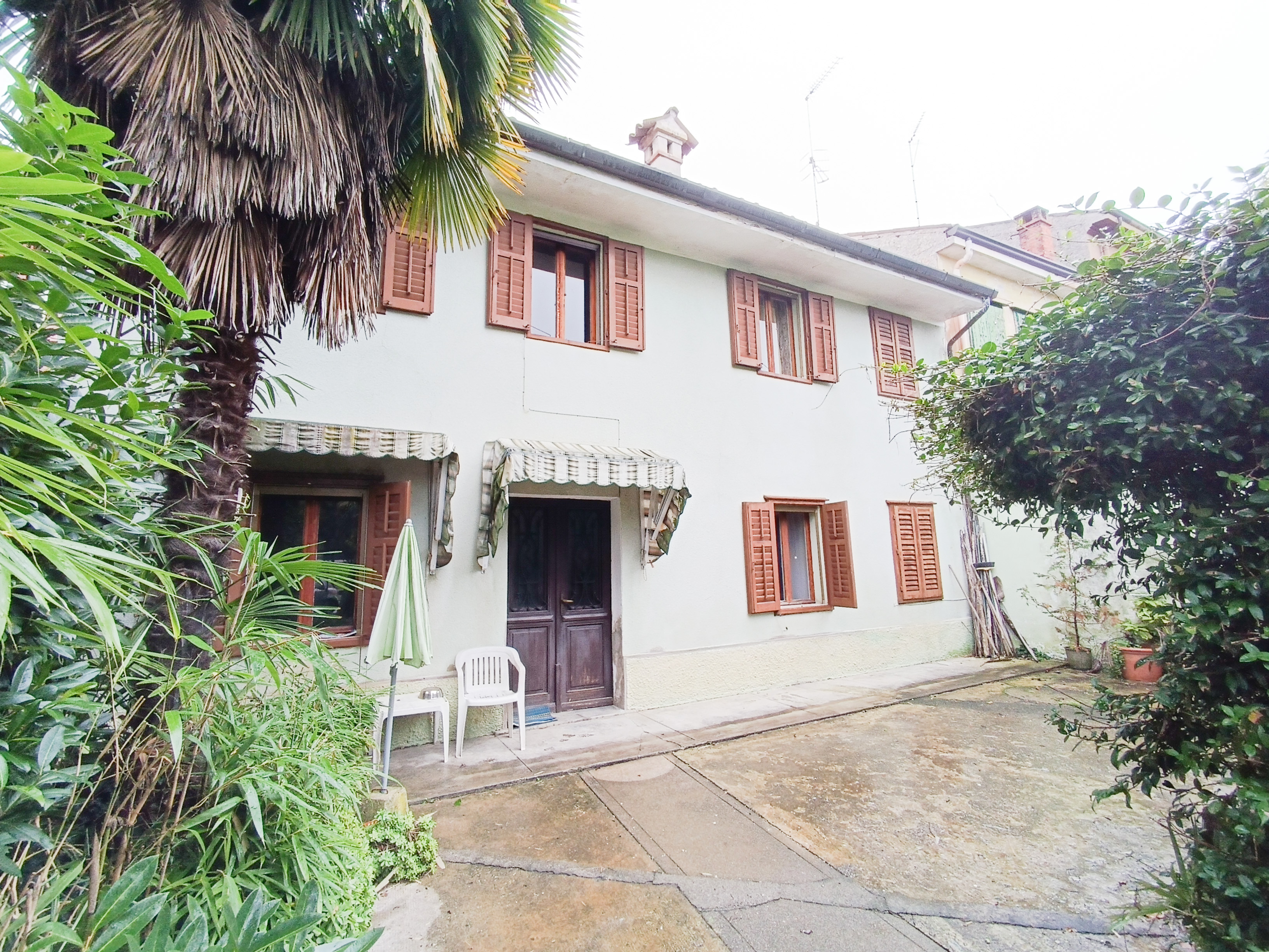 Media numero 2 di VENDUTA LA CASA DI TESTA CON VERDE ESCLUSIVO IN CENTRO A CORMONS