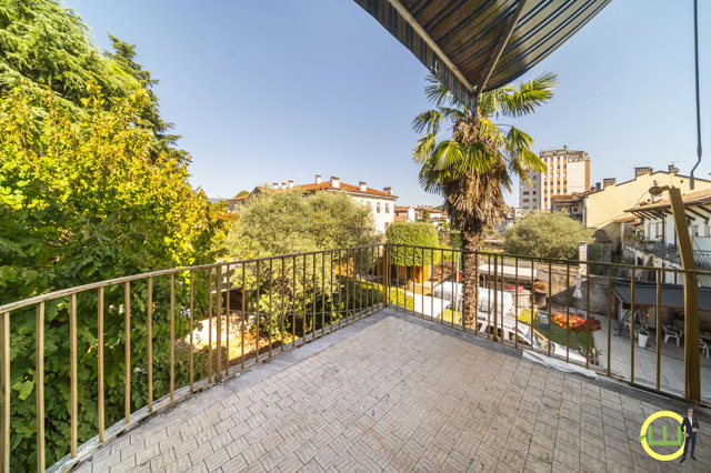 Media numero 31 di VILLA D'EPOCA CON 2 GENEROSI APPARTAMENTI E PARCO IN CENTRO A GORIZIA
