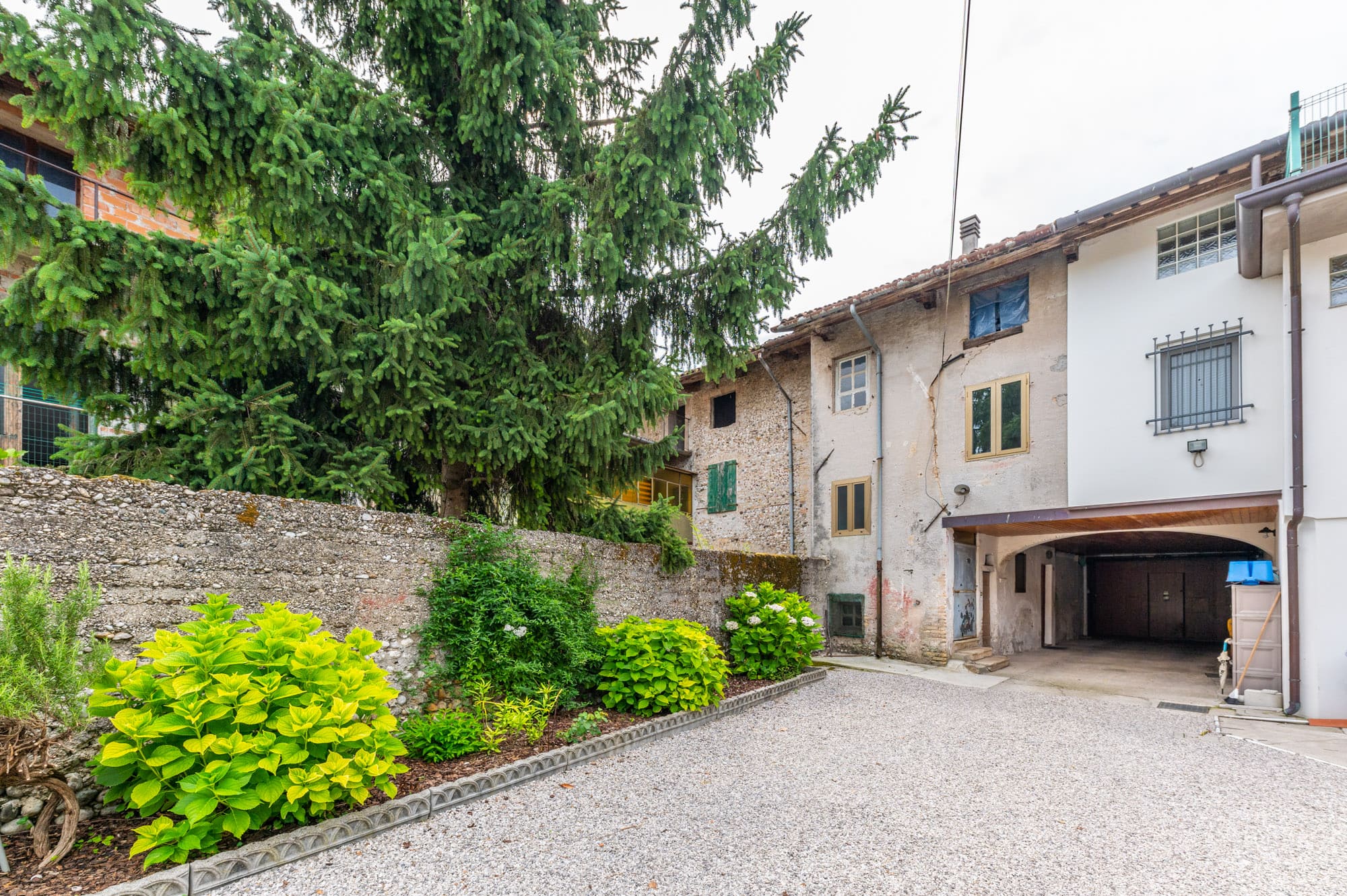 Media numero 29 di CASA SU TRE PIANI CON AMPIO ACCESSORIO DA RISTRUTTURARE A SEDEGLIANO