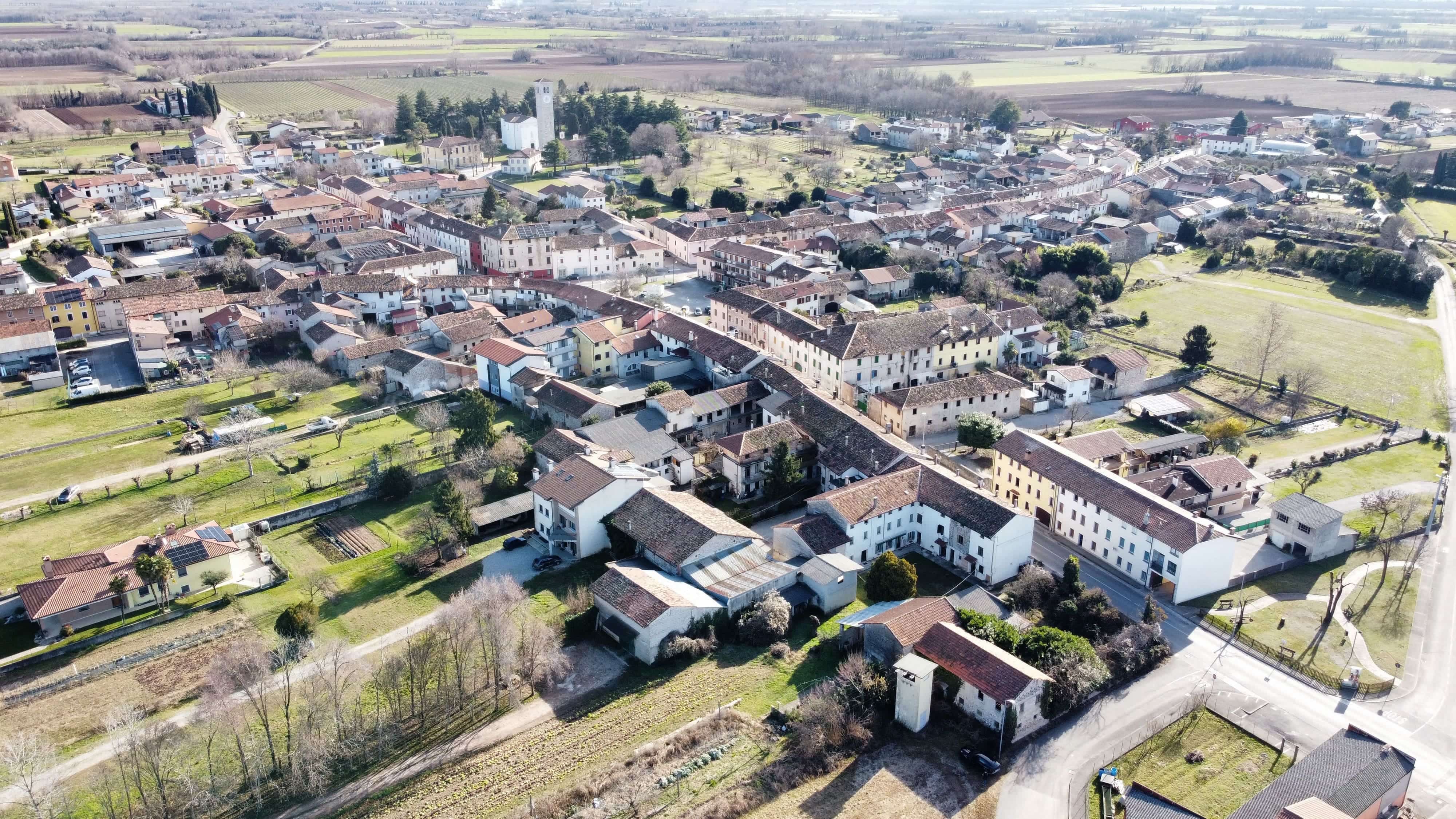 Media numero 15 di CASA SU TRE PIANI CON AMPIO ACCESSORIO DA RISTRUTTURARE A SEDEGLIANO