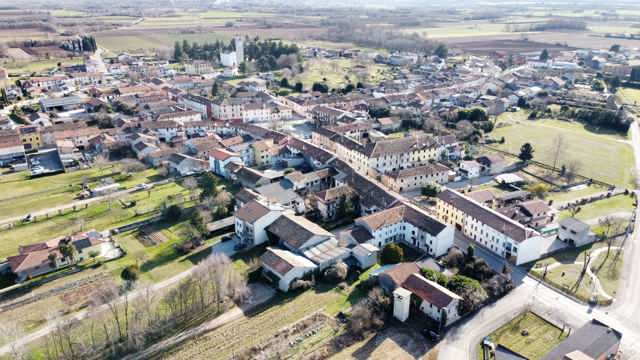 Media numero 15 di CASA SU TRE PIANI CON AMPIO ACCESSORIO DA RISTRUTTURARE A SEDEGLIANO