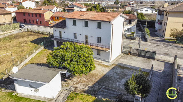Media numero 47 di SPAZIOSA CASA INDIPENDENTE CON DOPPIO GARAGE E GIARDINO A UDINE