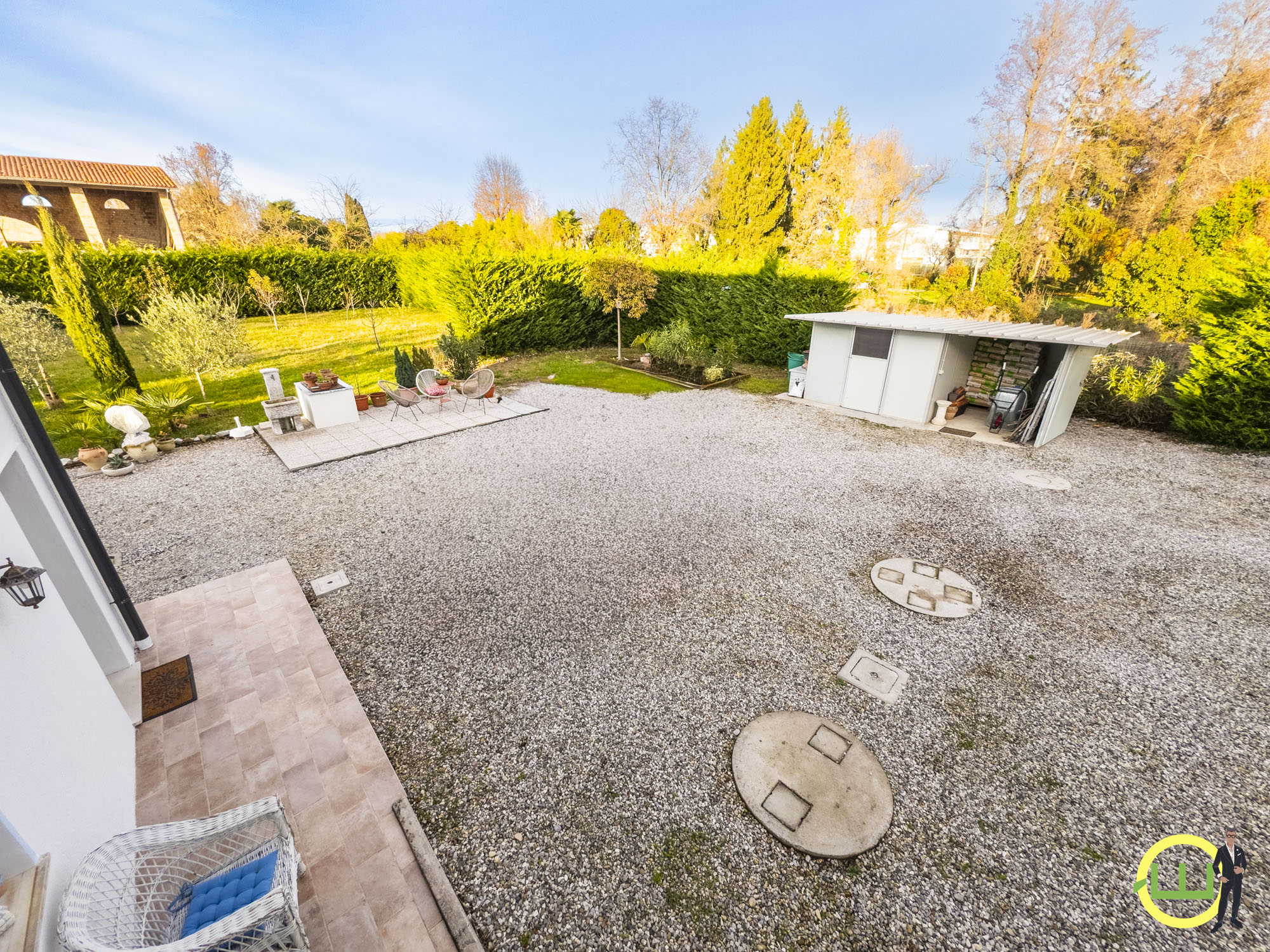 Media numero 26 di VILLA INDIPENDENTE CON AMPIO GIARDINO PIANTUMATO - CLASSE B