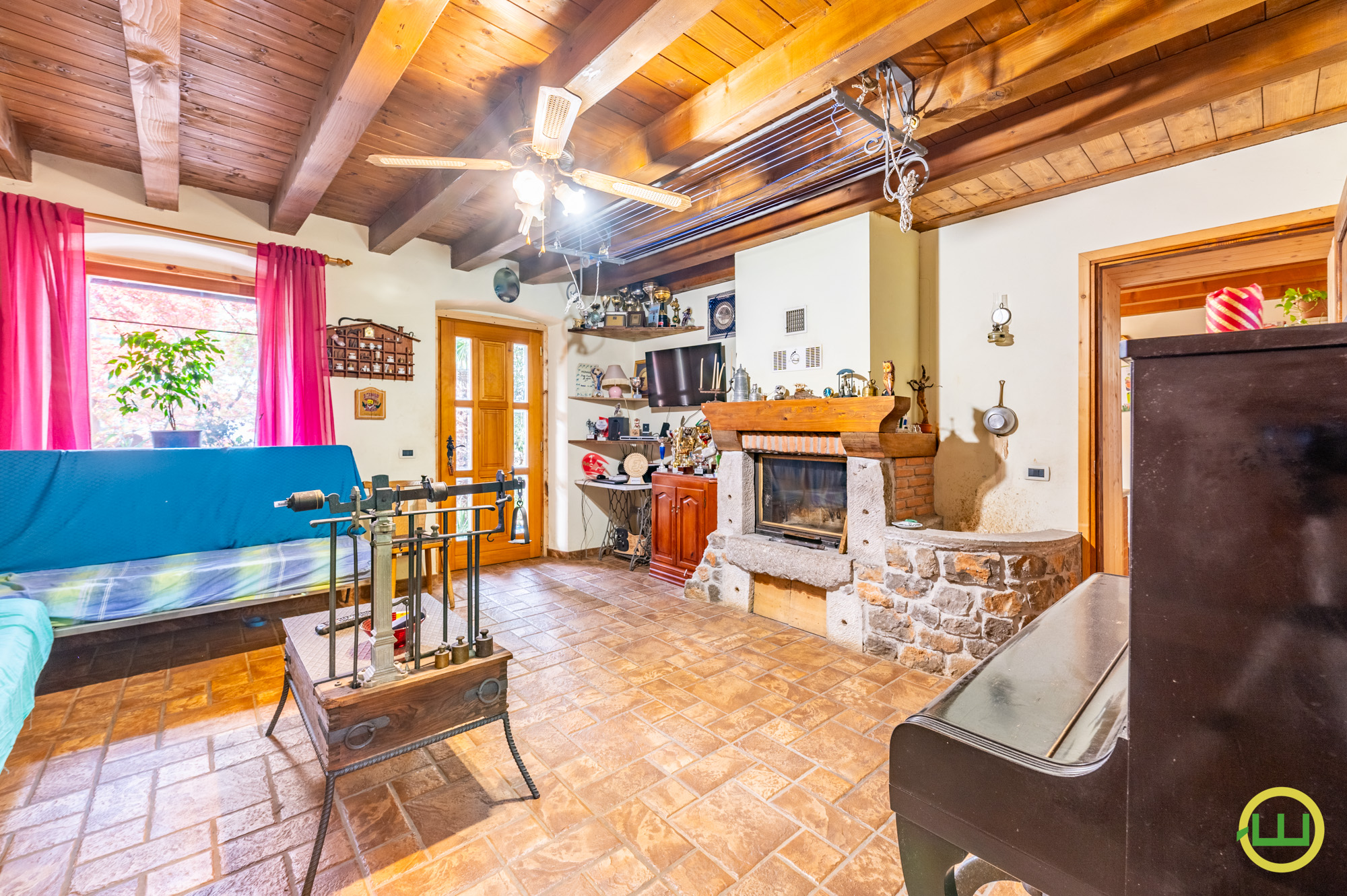 Media numero 5 di Villa di testa con grande spazio verde a Medea