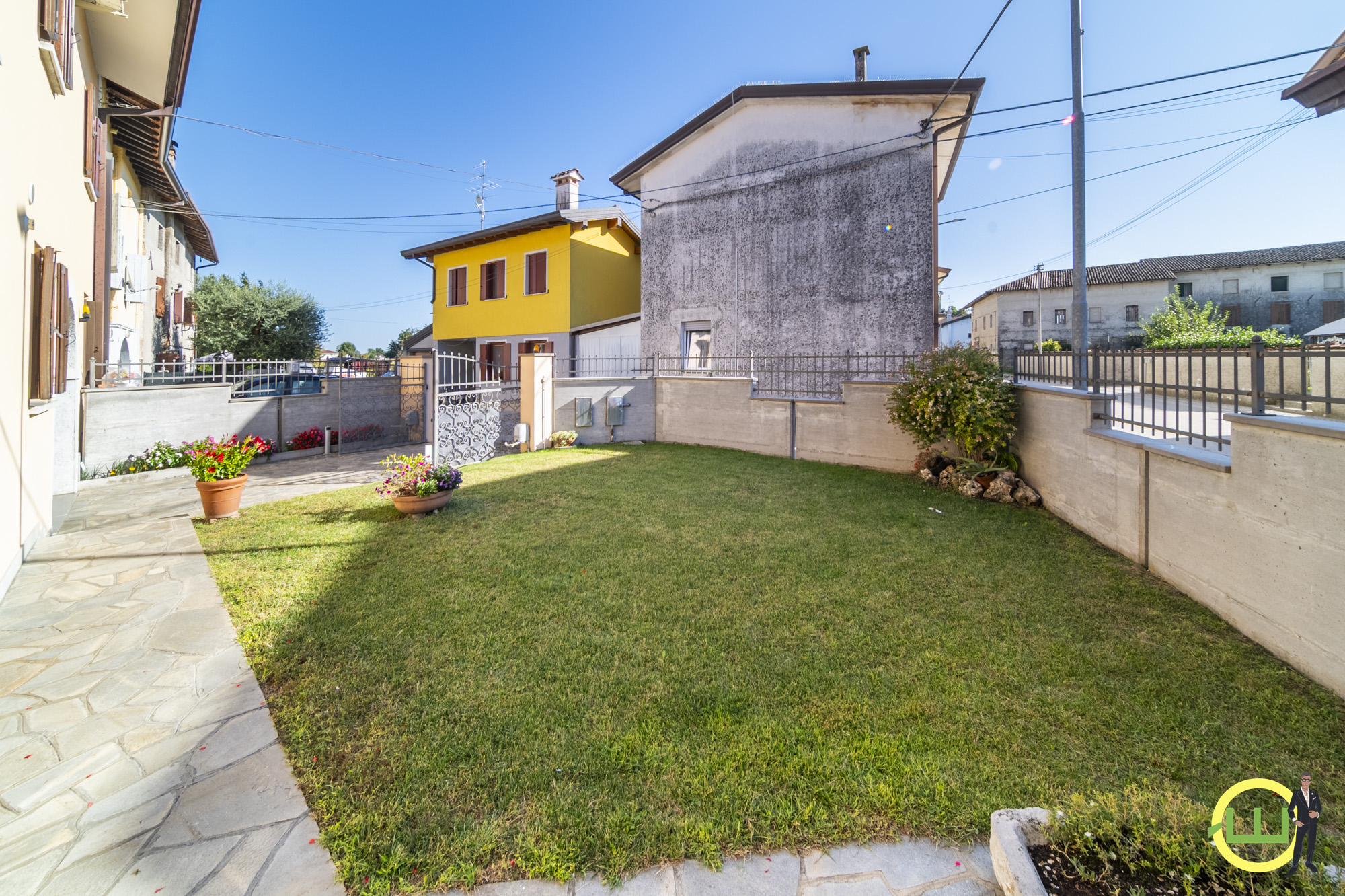 Media numero 43 di VILLA COMPOSTA DA DUE APPARTAMENTI E DUE GARAGE CON GIARDINO