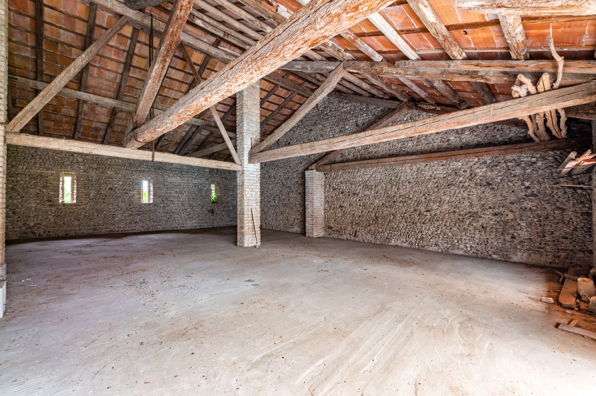 Media numero 39 di CASA SU TRE PIANI CON AMPIO ACCESSORIO DA RISTRUTTURARE A SEDEGLIANO