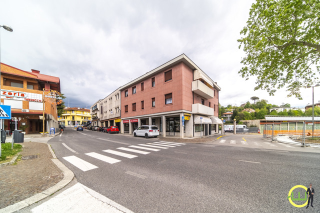 Media numero 22 di AMPIO BICAMERE ALL'ULTIMO PIANO IN CENTRO A BUJA